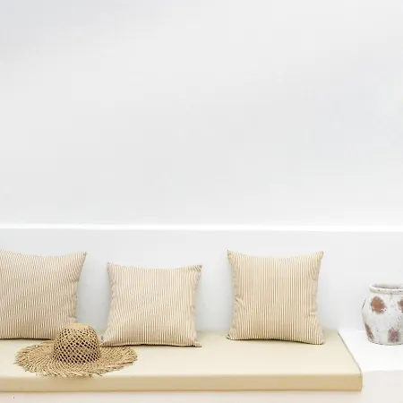 S'enclova Petit מלון